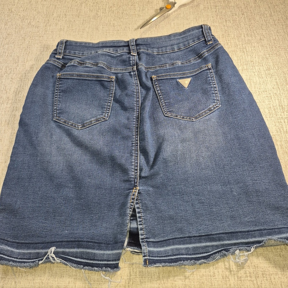 GUESS Denim Mini Skirt Large Blue Button Front Distressed Frayed Raw Hem Pockets - Picture 9 of 12